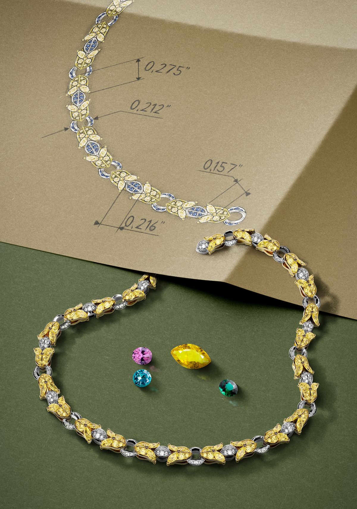 Ontwerpschets van een collier met maten, naast het afgewerkte collier en losse edelstenen